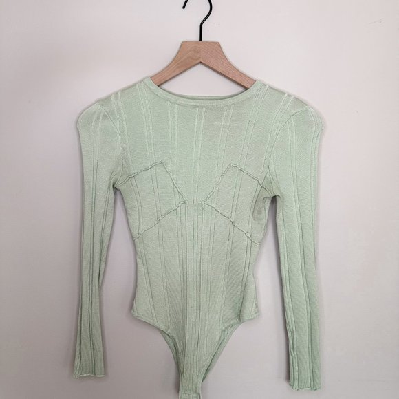 PrettyLittleThing Green Contrast Binding Knit Bodysuit - Picture 3 of 9